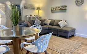 Relaxing 2 Bedroom Garden Cottage